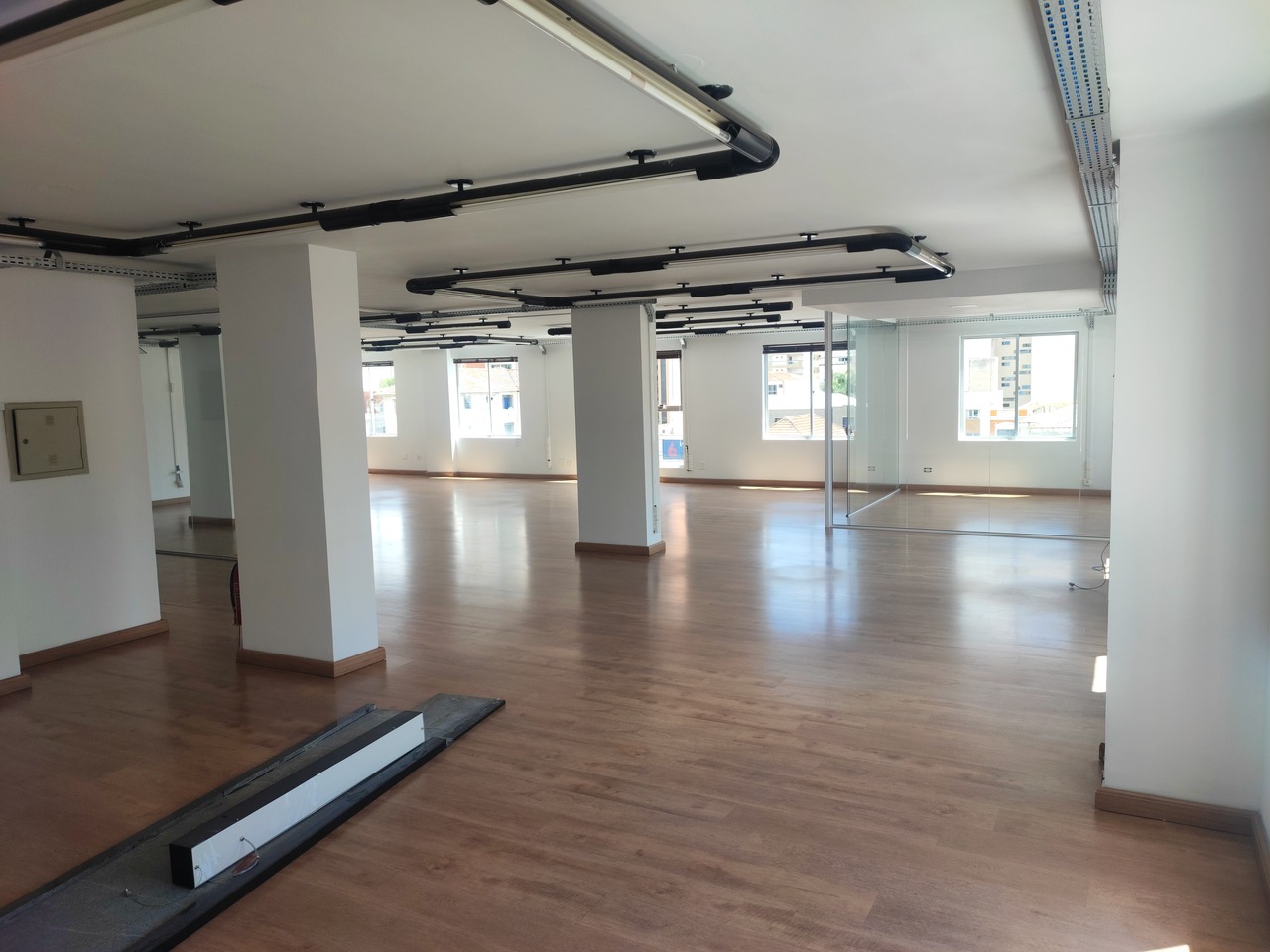 Sala comercial n° 201 c/ 04 vagas em Curitiba/PR