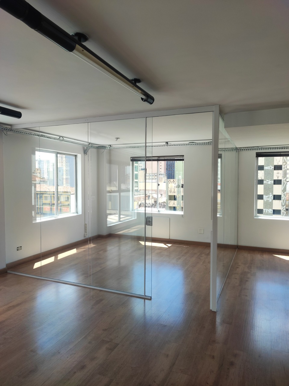 Sala comercial n° 201 c/ 04 vagas em Curitiba/PR