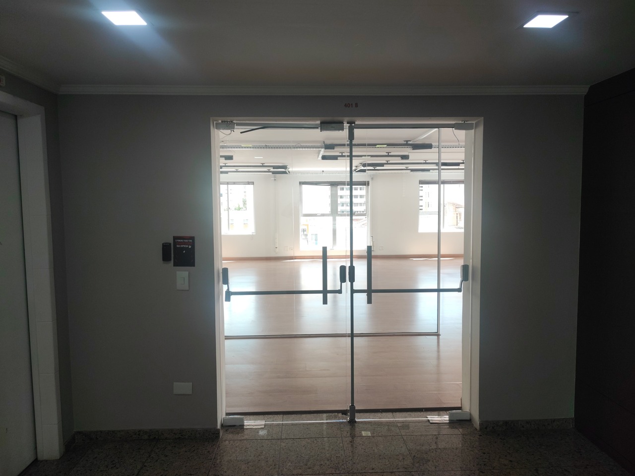 Sala comercial n° 201 c/ 04 vagas em Curitiba/PR