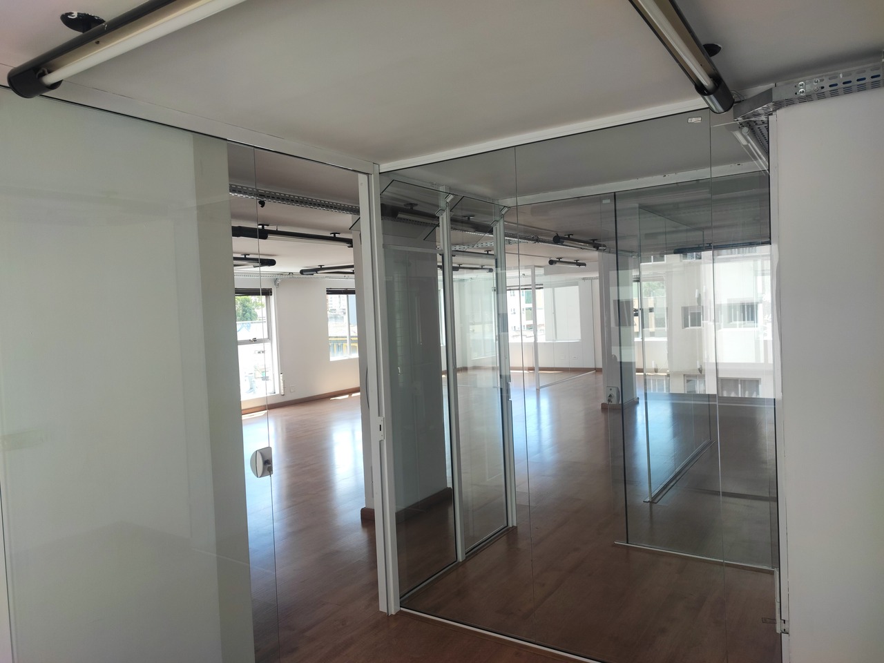Sala comercial n° 201 c/ 04 vagas em Curitiba/PR