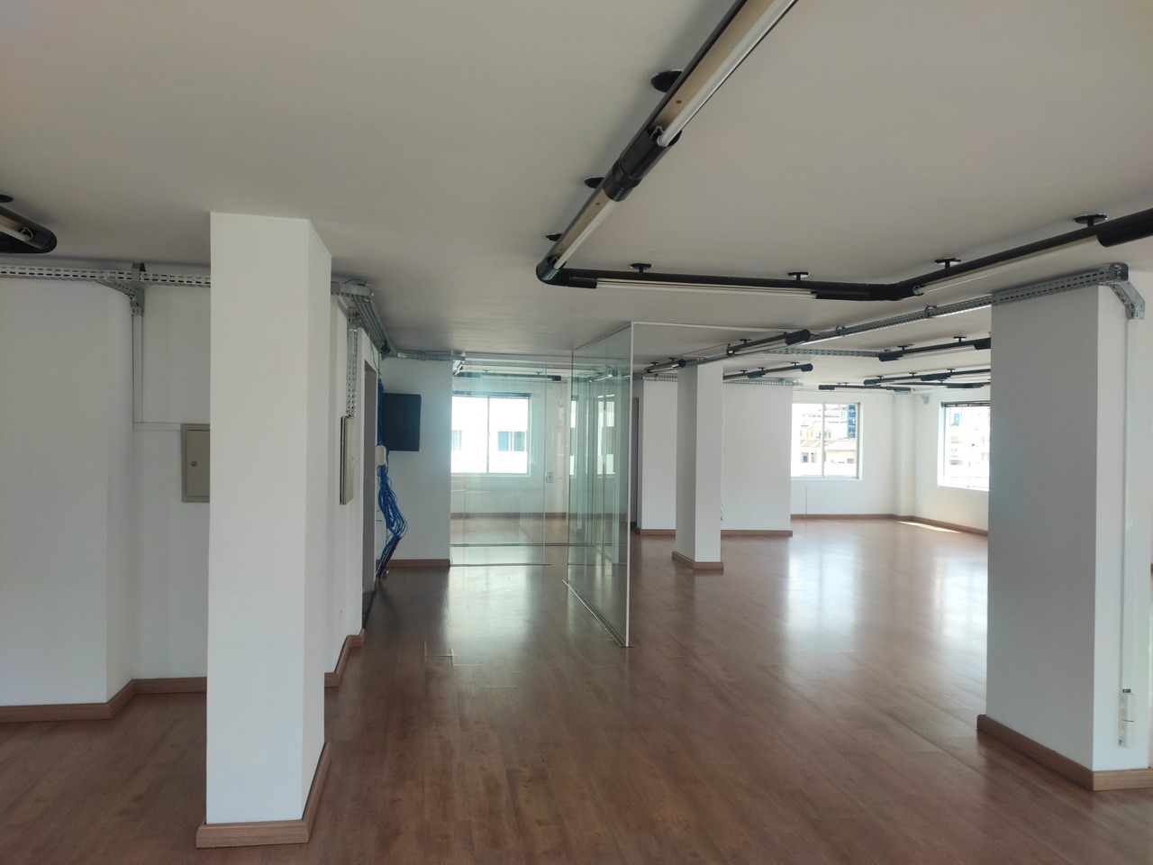 Sala comercial n° 201 c/ 04 vagas em Curitiba/PR